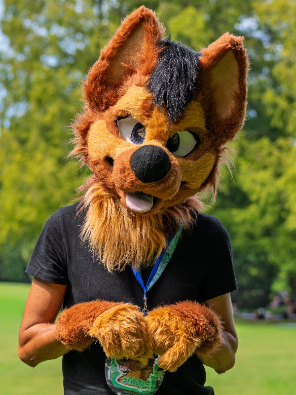 Fursuiter